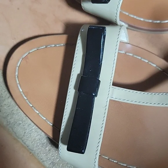 Kate Spade Size 8.5 Cream Wedge Sandals with Black Bow & Back Strap - Picture 2 of 7